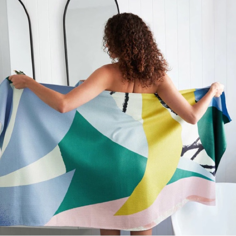 quick dry “Sapo Sanctuary” print towel-sz large-NWT-100% recycled material
